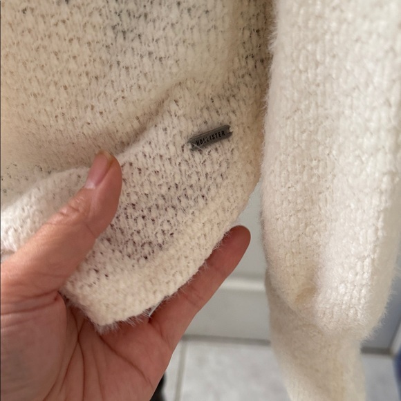 Hollister Co. Cozy Cream V-Neck Sweater - Picture 4 of 7